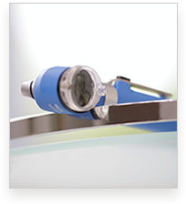 Ein technisches Arbeitsinstrument liegt auf einem Glastisch.